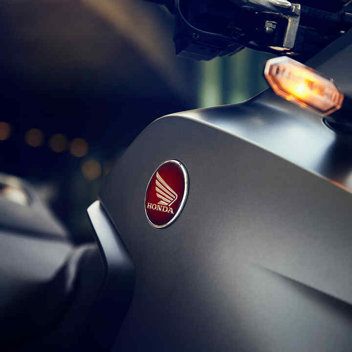 Skrzydlate logo Hondy na zbiorniku paliwa modelu NT1100