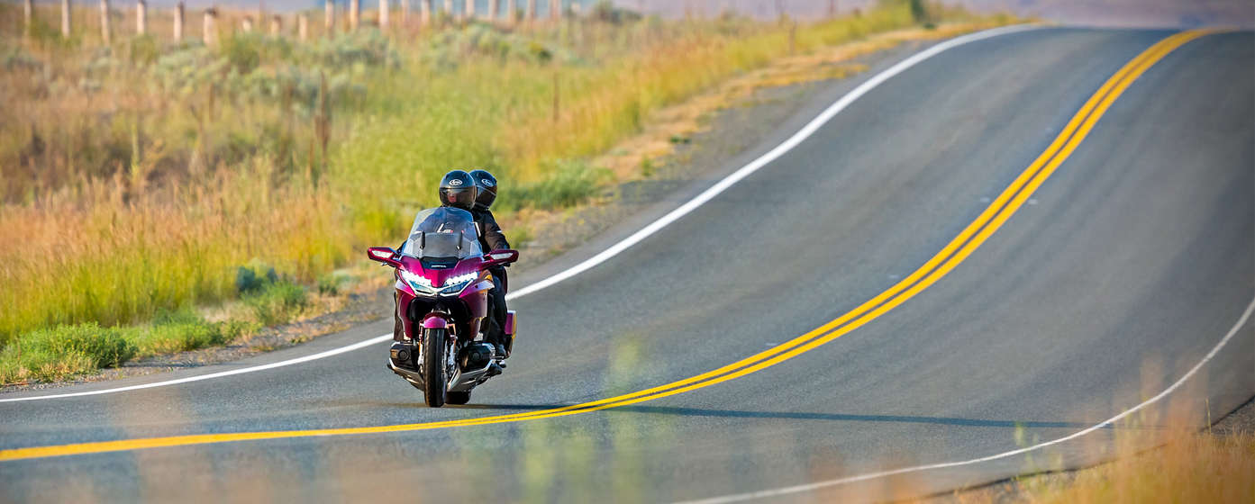Kierowca z młodym pasażerem na Hondzie Goldwing.