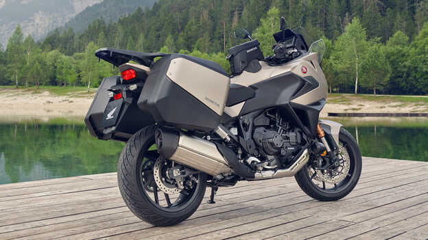 NT1100 ujęcie statyczne motocykla z sakwami nad jeziorem 