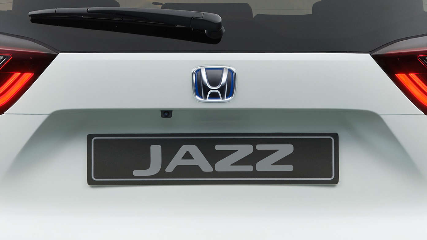 Zbliżenie na kamerę ułatwiającą parkowanie do Hondy Jazz Hybrid