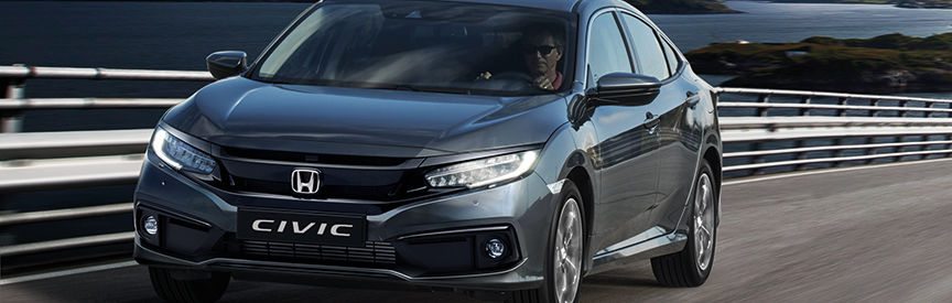 Civic Hatchback — widok z zewnątrz, z przedniego profilu, na drodze.