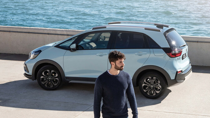 Widok z przodu na Hondę Jazz, na tle miasta