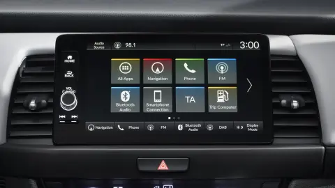 Zbliżenie ekranu systemu informacyjno-rozrywkowego w Hondzie Jazz Hybrid.
