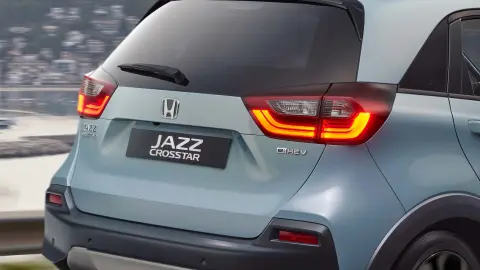 Zbliżenie na kierownicę Hondy Jazz Hybrid.