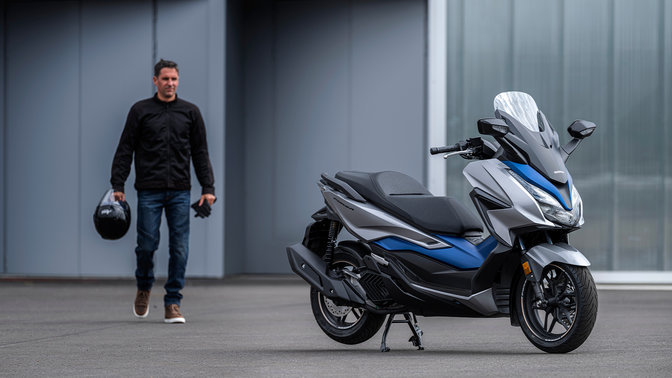 Forza 125 - ujęcie statyczne z kierowcą obok skutera