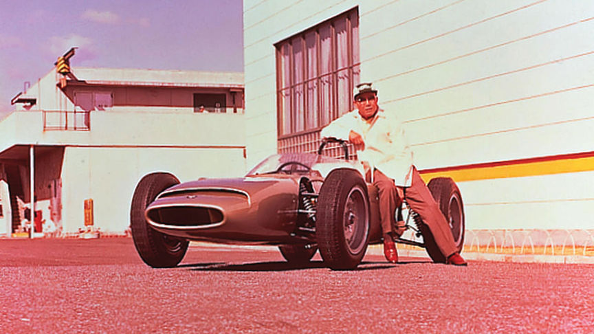 Soichiro Honda en 1962 con el prototipo del F1 de 1963.